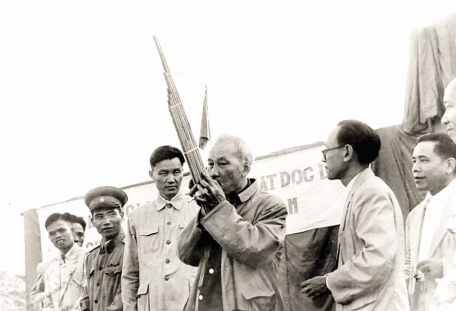 Chủ tịch Hồ Chí Minh thổi chiếc khèn do đồng bào Yên Châu tặng kỷ niệm trong chuyến thăm nhân dân các dân tộc Tây Bắc ngày 7.5.1959