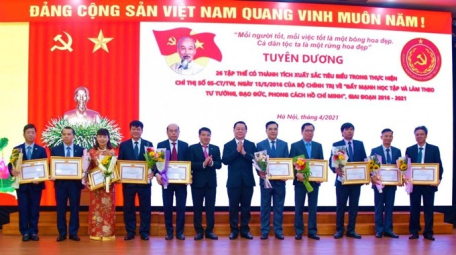 Học tập phong cách nêu gương của Chủ tịch Hồ Chí Minh trong đấu tranh phòng, chống tham nhũng, tiêu cực