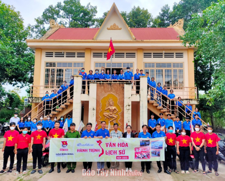 Đoàn diễu hành Hành trình văn hoá, lịch sử đến với Nhà văn hoá dân tộc Khmer xã Trường Tây