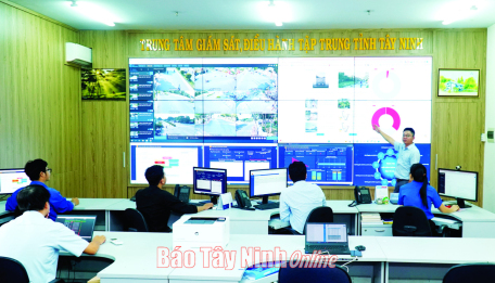 Nhóm nghiên cứu giải pháp tại Trung tâm Giám sát, điều hành kinh tế, xã hội tập trung tỉnh Tây Ninh.