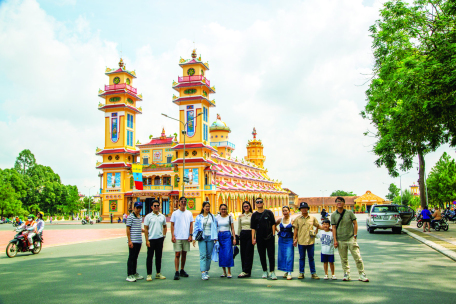 Du khách ngoài tỉnh thích thú chụp ảnh “check in” tại Toà thánh Cao Đài Tây Ninh