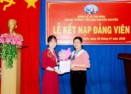 Chi bộ Trường Tiểu học Nguyễn Khuyến, xã Tân Bình tiến hành tổ chức kết nạp đảng viên cho quần chúng ưu tú