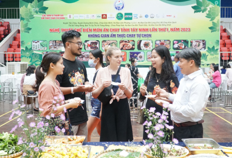 Du khách nước ngoài trải nghiệm và thưởng thức món ăn chay Tây Ninh