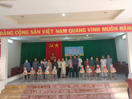 Ảnh: Lãnh đạo địa phương và Bà Nguyễn Thị Kim Hoa trao quà cho người nghèo