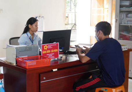 Cán bộ tại Bộ phận một cửa xã Bình Minh giải quyết hồ sơ cho khách hàng.