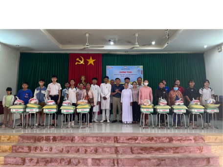 Ủy ban MTTQ Việt Nam xã Tân Bình chăm lo tết cho người nghèo