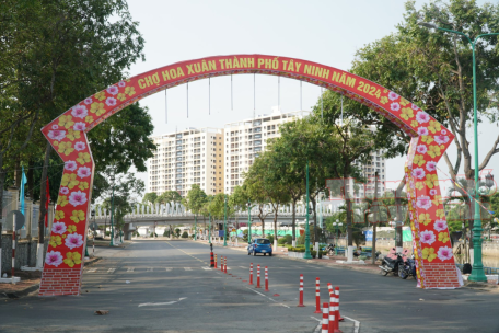 Cổng Chợ hoa xuân TP. Tây Ninh