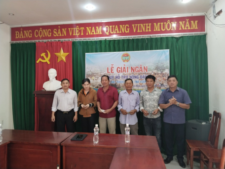 Ảnh: Lãnh đạo Hội nông dân Thành phố và Lãnh đạo xã Tân Bình trao vốn cho Hội viên