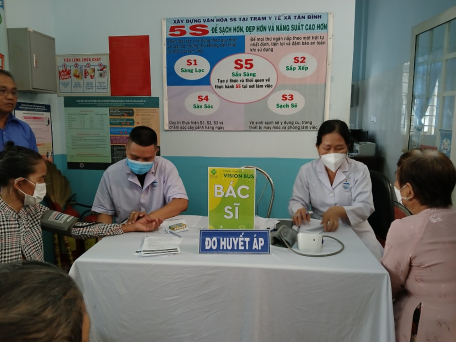 Trạm y tế xã Tân Bình phối hợp với Bệnh viện Mắt Sài Gòn Tây Ninh cùng Trung tâm y tế Thành phố tổ chức khám, tư vấn điều trị và phát thuốc miễn phí cho người dân trên địa bàn xã