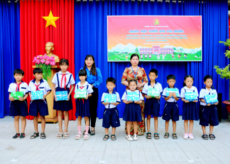 Ảnh: Bà Trần Thị Thu An và Bà Nguyễn Kim Ngân trao quà cho học sinh