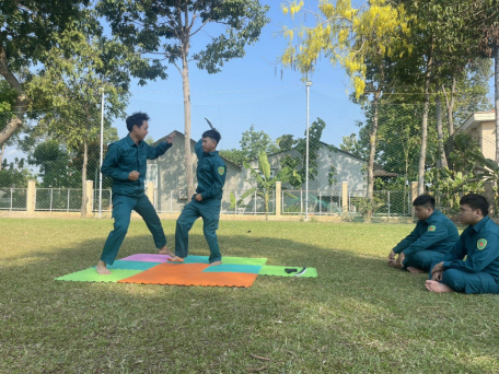 Ảnh: quang cảnh buổi luyện tập võ chiến đấu của LLVT xã Tân Bình