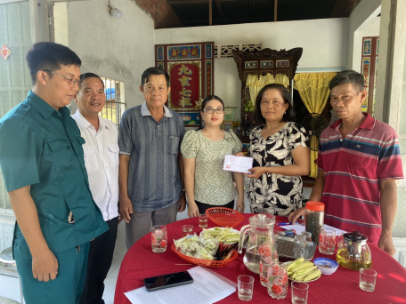 Ủy ban Mặt trận tổ quốc Việt Nam xã Tân Bình hỗ trợ đột xuất cho gia đình gặp hoàn cảnh khó khăn