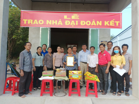 Ủy ban MTTQ Việt Nam xã Tân Bình trao tặng nhà “Đại đoàn kết” cho hộ có hoàn cảnh đặt biệt khó khăn về nhà ở
