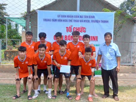 Ảnh: đội U23 xã Tân Bình tham gia giải bóng đá