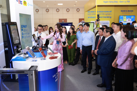 Thủ tướng Chính phủ Phạm Minh Chính và các đại biểu tham quan gian hàng xác thực định danh và thanh toán sinh trắc học do Cục Cảnh sát QLHC về TTXH phối hợp với Công ty Cổ phần Dịch vụ EPAY tổ chức.