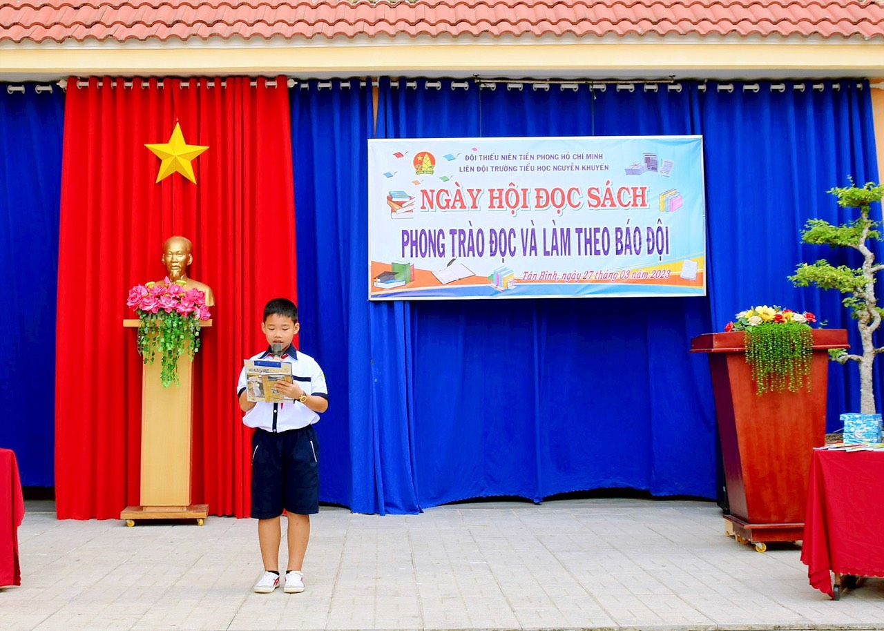Ảnh: học sinh Trường TH Nguyễn Khuyến tham gia ngày hội đọc sách