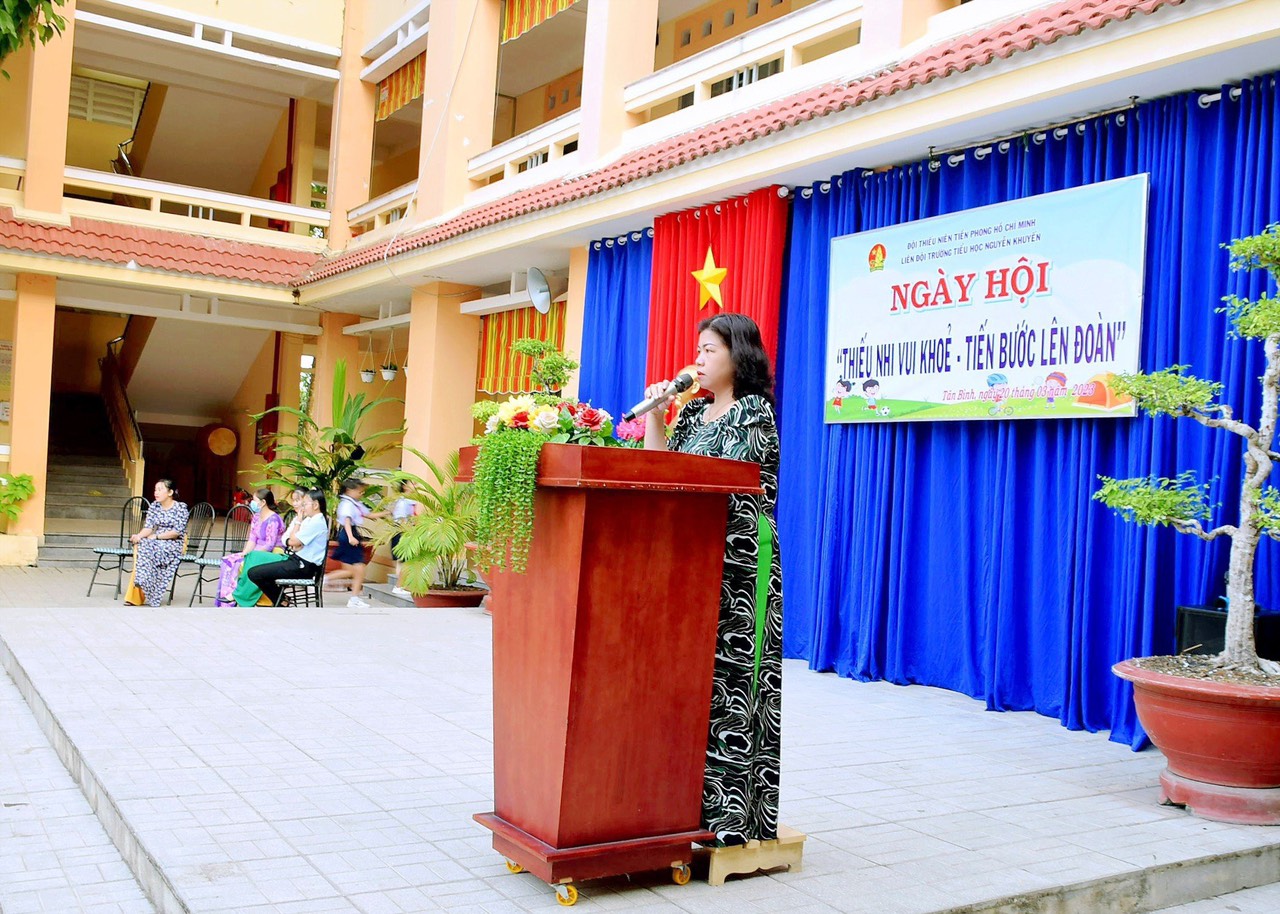 Ảnh: Bà Trần Thị Thu An, Hiệu trưởng Trường TH Nguyễn Khuyến phát biểu tại ngày Hội