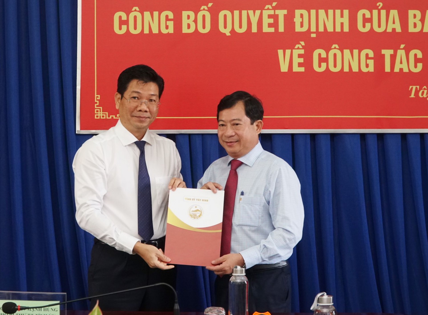 Ông Nguyễn Mạnh Hùng trao Quyết định bổ nhiệm ông Phạm Ngọc Hải giữ chức Hiệu Trưởng Trường Chính trị Tây Ninh.