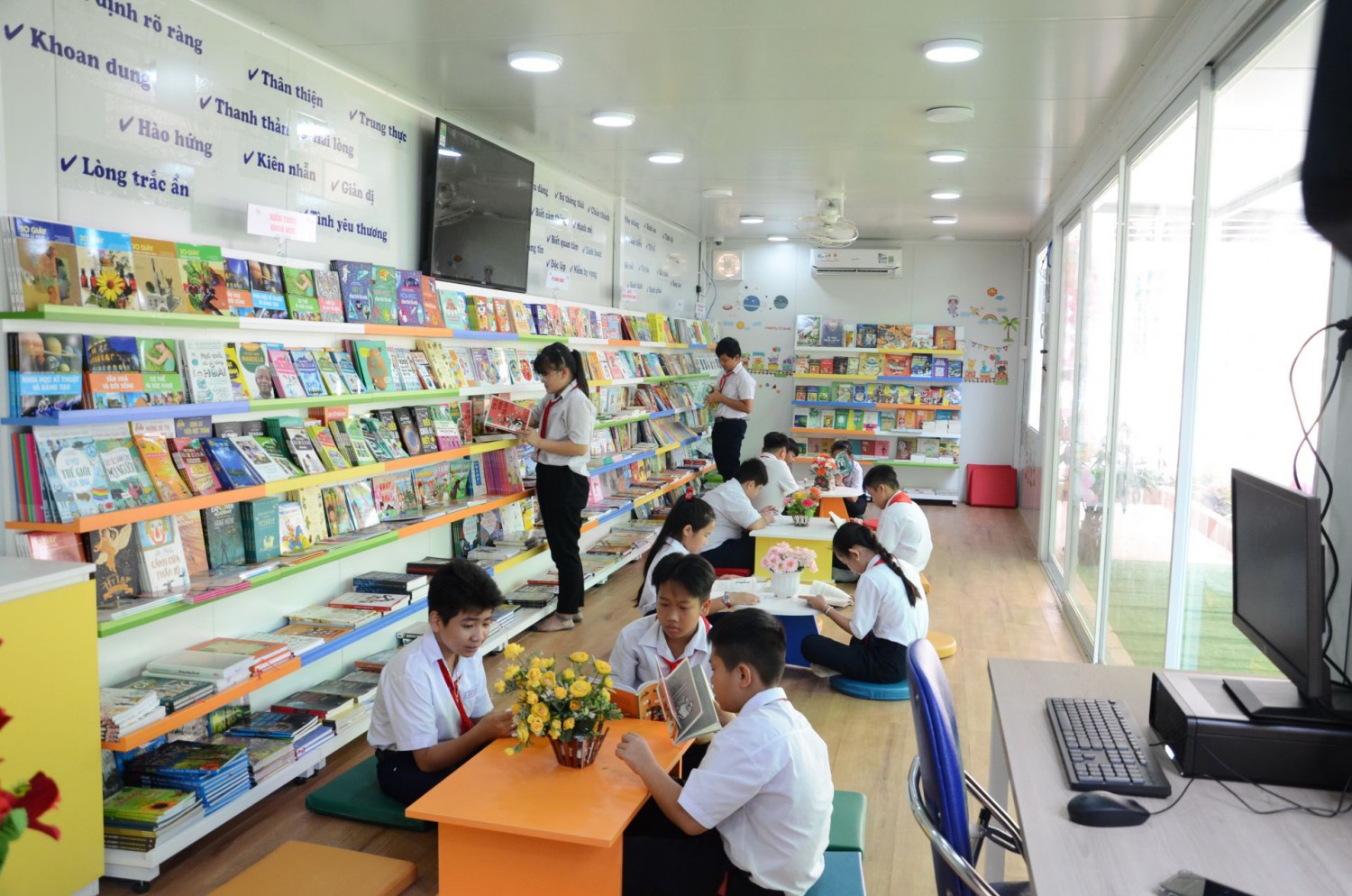 Học sinh Trường THCS An Cơ, H. Châu Thành đọc sách tại thư việc container số 08 do Dự án YBA –Thư viện Container trao tặng. Ảnh: Đức An