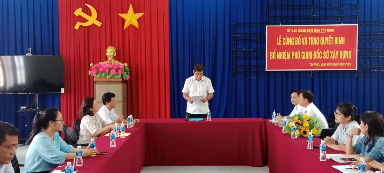 Phó chủ tịch UBND tỉnh Trần Văn Chiến công bố quyết định bổ nhiệm Phó Giám đốc Sở Xây dựng