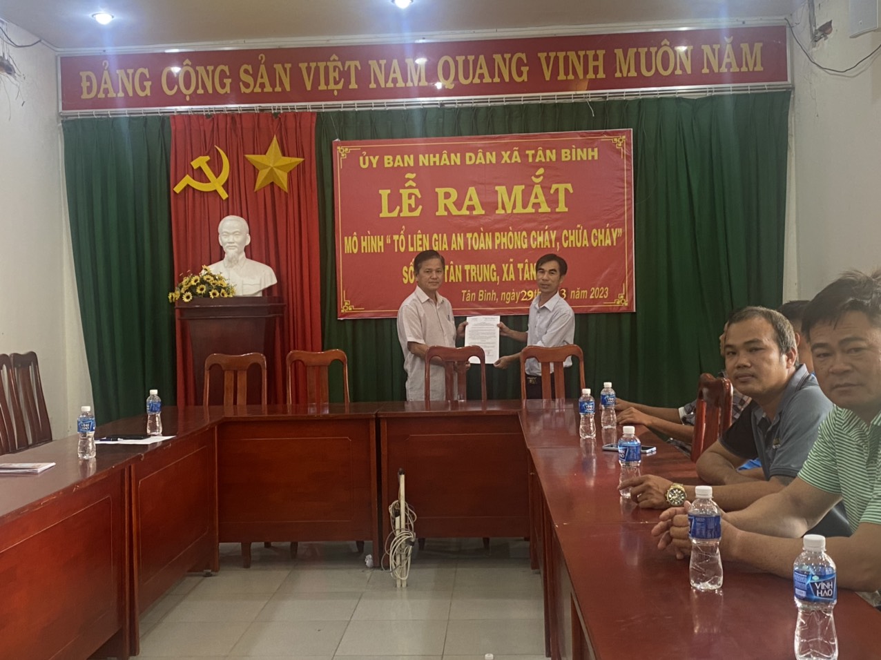 Ảnh: Ông Nguyễn Thành Sơn PCT. UBND xã trao Quyết định thành lập cho “Tổ liên gia an toàn phòng cháy, chữa cháy”