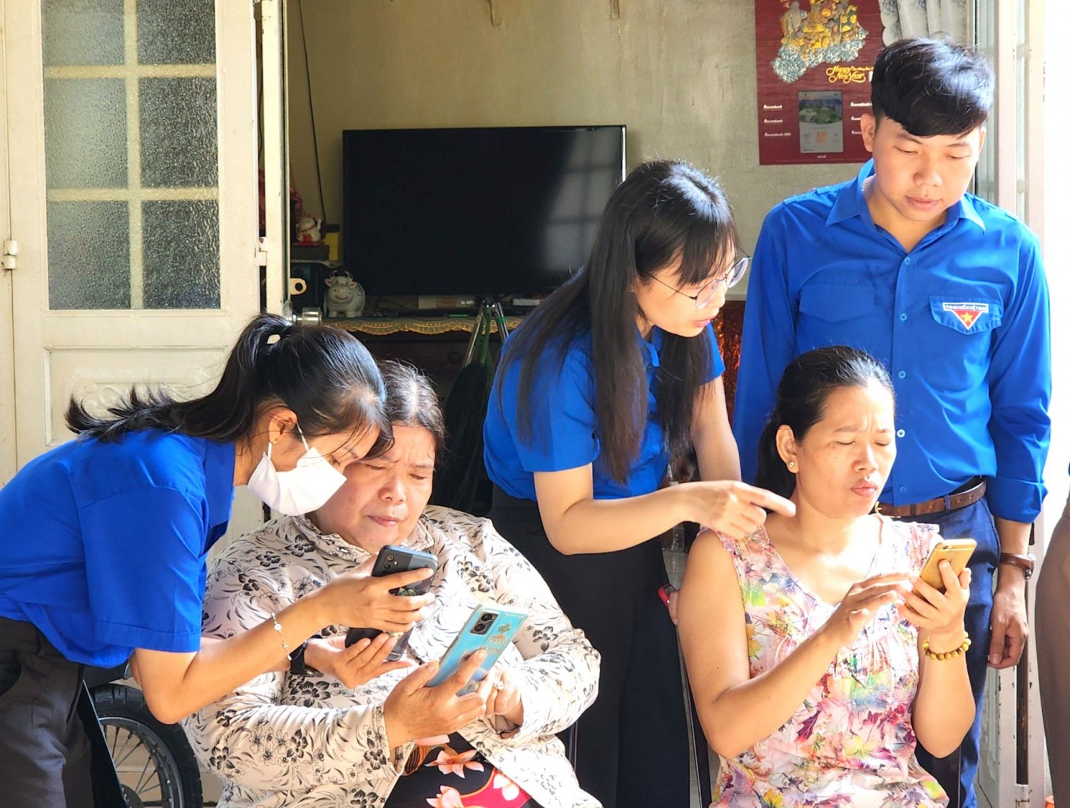 Đoàn viên Chi đoàn Sở Thông tin và Truyền thông hỗ trợ người dân phường 2, TP. Tây Ninh ứng dụng mini app “Tây Ninh Smart” trên Zalo nộp hồ sơ trực tuyến