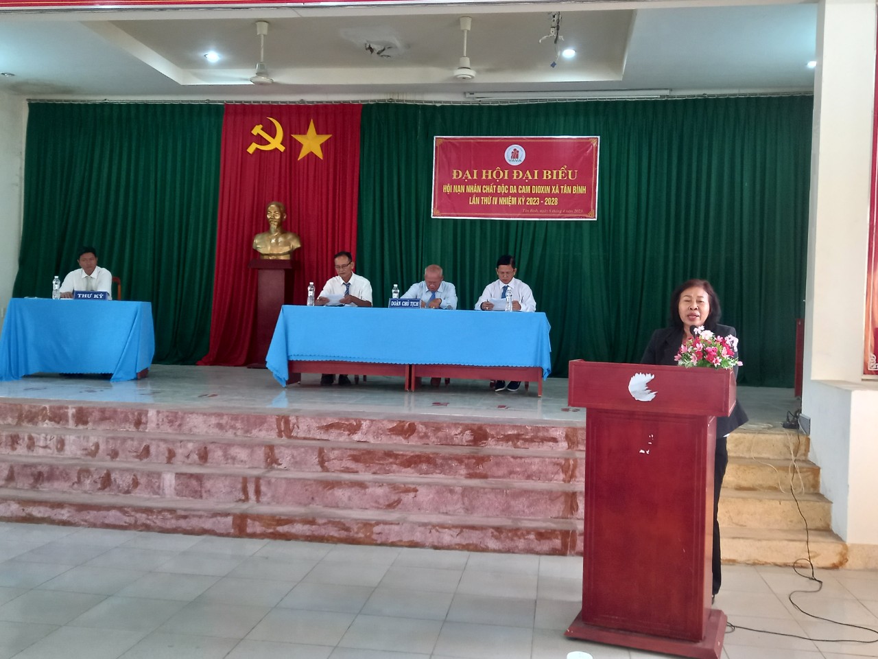 Ảnh: Bà Võ Thị Hiệp - Chủ tịch Hội NNCĐ Da cam Thành phố phát biểu chỉ đạo