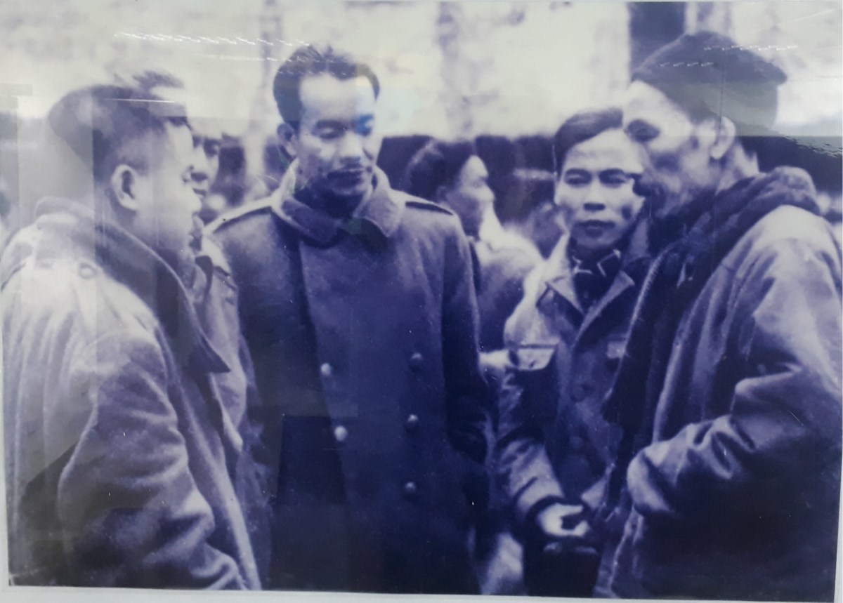 Luật sư Phan Anh (bìa trái)- Chủ tịch Hội Luật gia Việt Nam đầu tiên và Chủ tịch Hồ Chí Minh ở chiến khu Việt Bắc năm 1950. Ảnh: tư liệu
