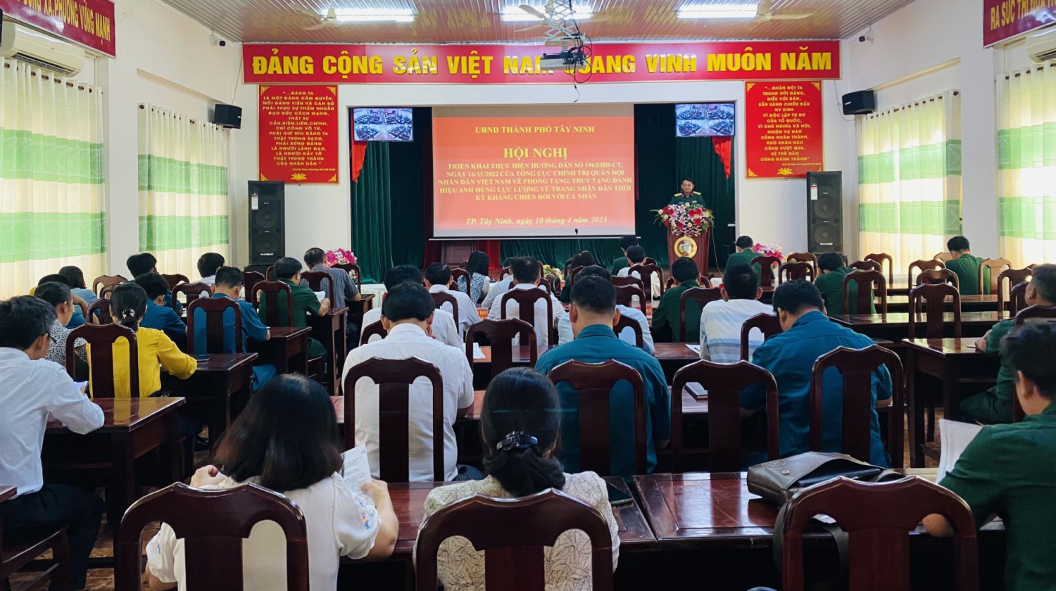 Chiều 10.4, UBND thành phố Tây Ninh triển khai việc thực hiện phong tặng, truy tặng danh hiệu Anh hùng Lực lượng vũ trang nhân dân thời kỳ kháng chiến đối với cá nhân trên địa bàn Thành phố.