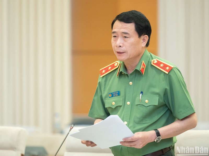 Thứ trưởng Công an Lê Quốc Hùng phát biểu ý kiến tại phiên họp của Ủy ban Thường vụ Quốc hội chiều 10/4. (Ảnh: DUY LINH)