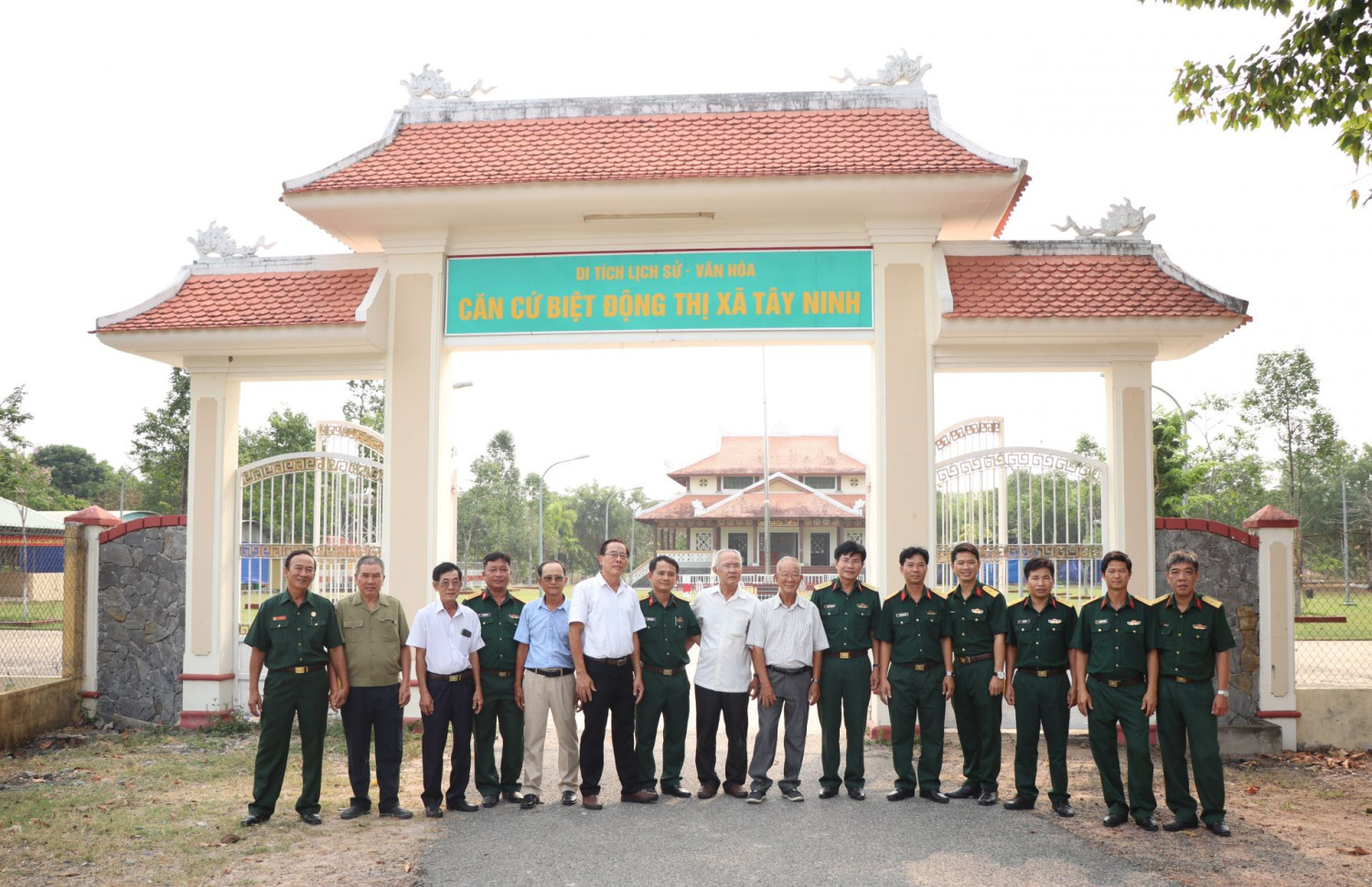 Các đồng chí Ban Liên lạc truyền thống (C2/45) và Ban CHQS TP. Tây Ninh thăm Di tích lịch sử - văn hoá Căn cứ biệt động thị xã Tây Ninh.
