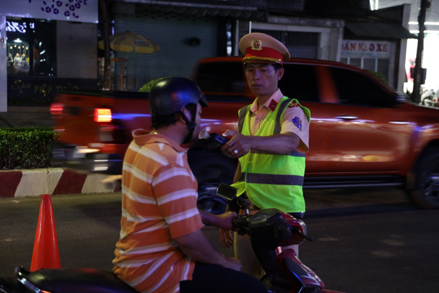CSGT Công an thành phố Tây Ninh kiểm tra nồng độ cồn người tham giao thông.