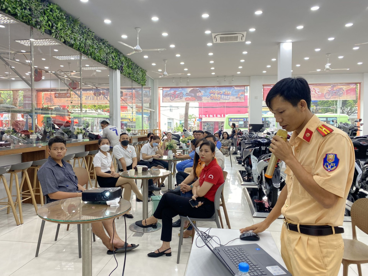 Liên đoàn Lao động thành phố Tây Ninh tổ chức tuyên truyền an toàn vệ sinh lao động và pháp luật về trật tự, an toàn giao thông cho cán bộ, công nhân, người lao động Công ty TNHH Hòa Bình Minh Tây Ninh (Phường IV).