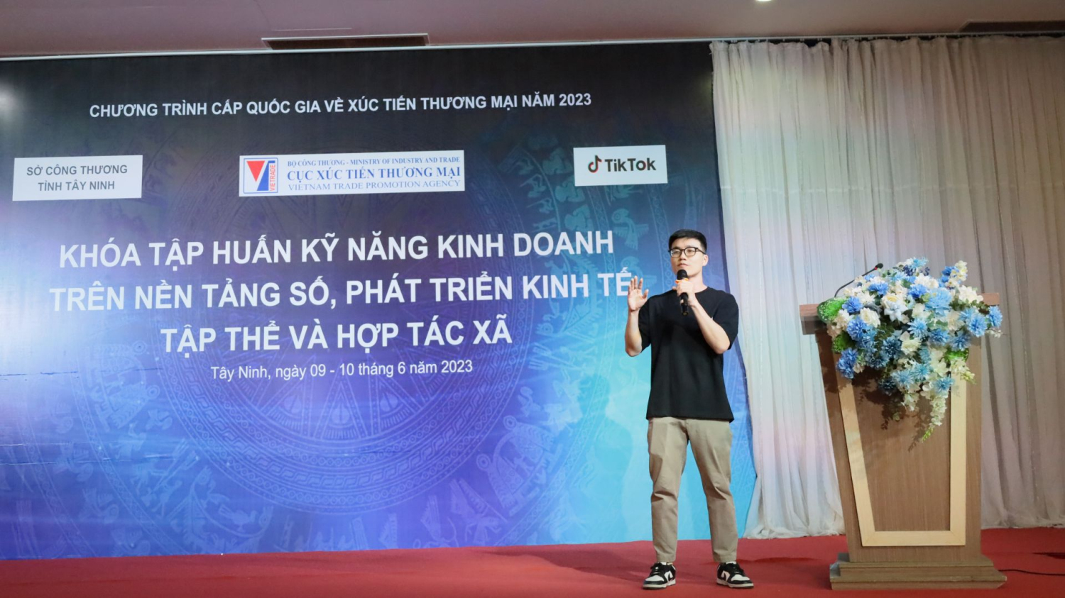 Đại diện nền tảng xã hội Tiktok Việt Nam trình bày cách thức giới thiệu và trình chiếu sản phẩm trực tiếp trên môi trường số (livestream).
