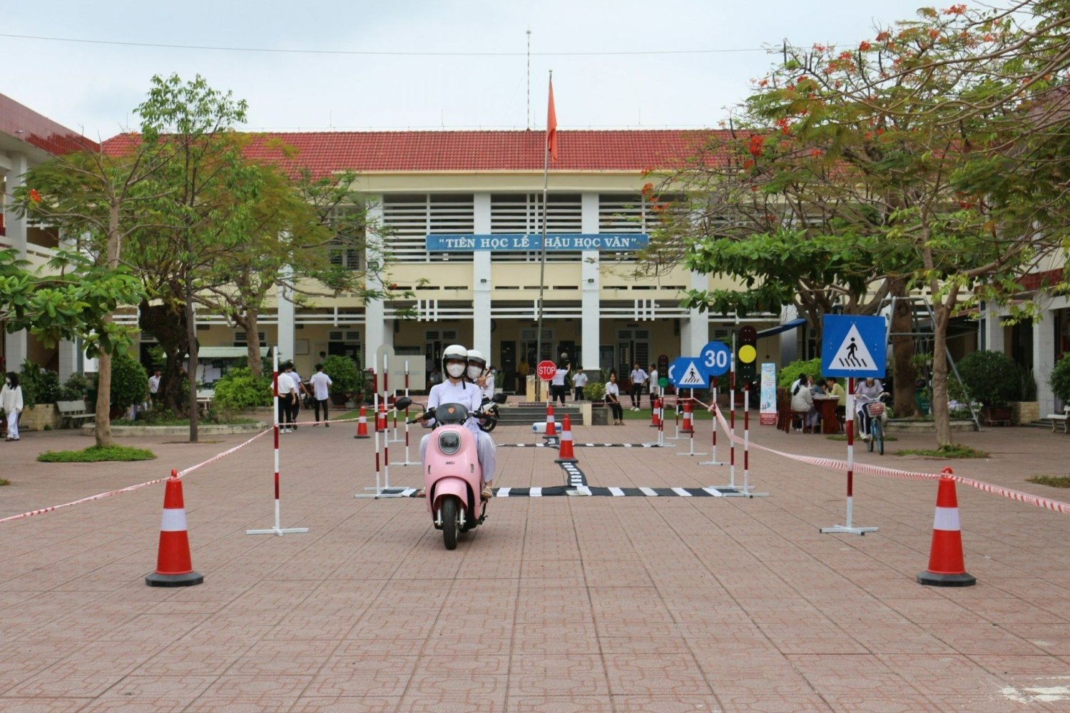 Công ty TNHH Khương Huê tư vấn hướng nghiệp kết hợp hướng dẫn cho học sinh chạy xe an toàn tại Trường THPT Lê Quý Đôn (TPTN).