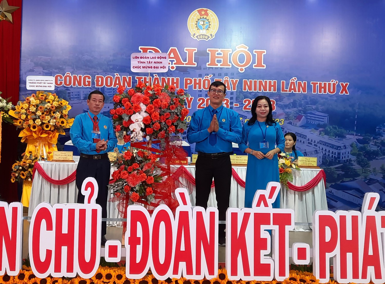 Đồng chí Dương Đại Lộc - Phó Chủ tịch Liên đoàn Lao động tỉnh tặng hoa chúc mừng đại hội