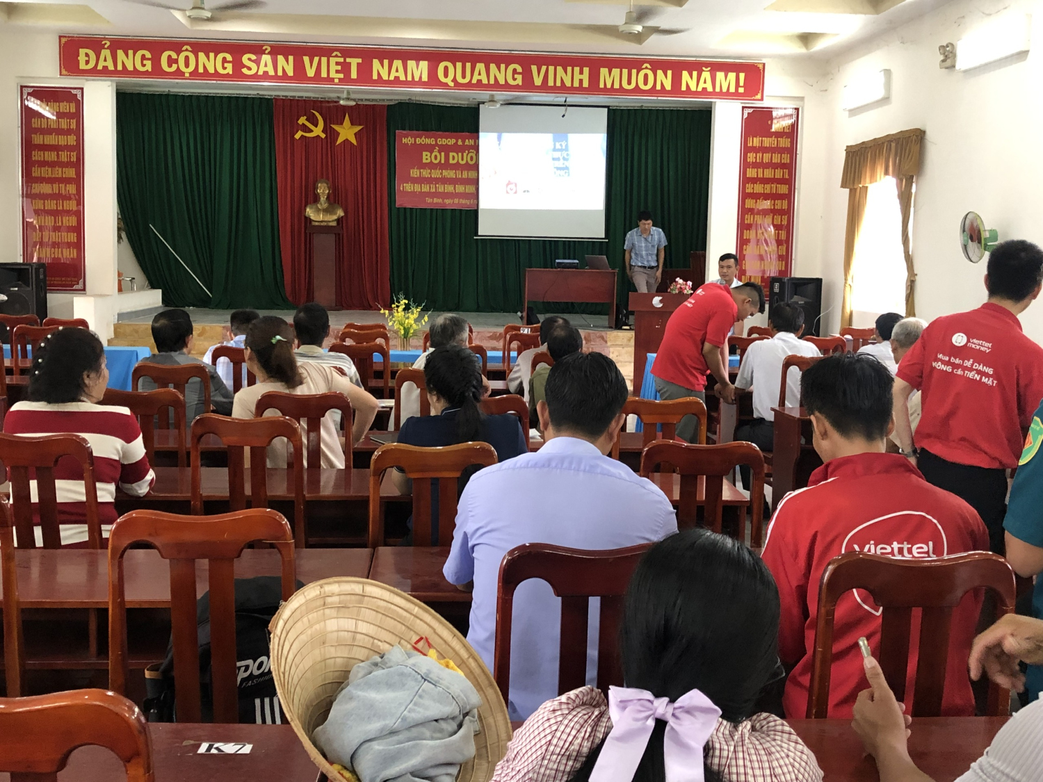 Ảnh: Viettel Tây Ninh triển khai chữ ký số cho đơn vị xã Tân Bình