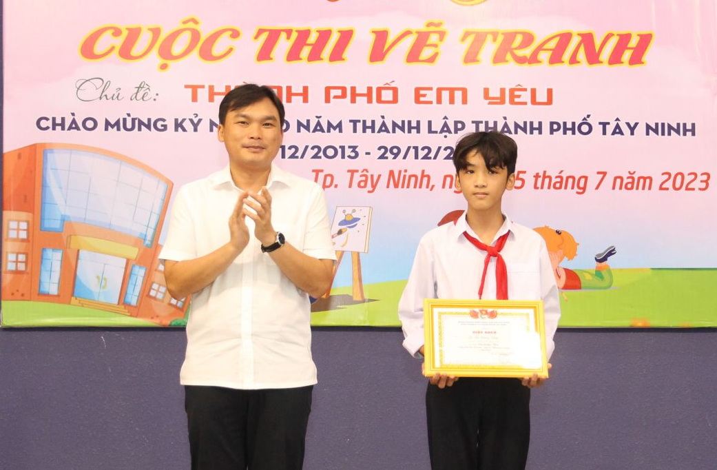 Phó Chủ tịch UBND thành phố Tây Ninh tặng giải “Tử tế” cho em Lê Võ Trọng Phúc