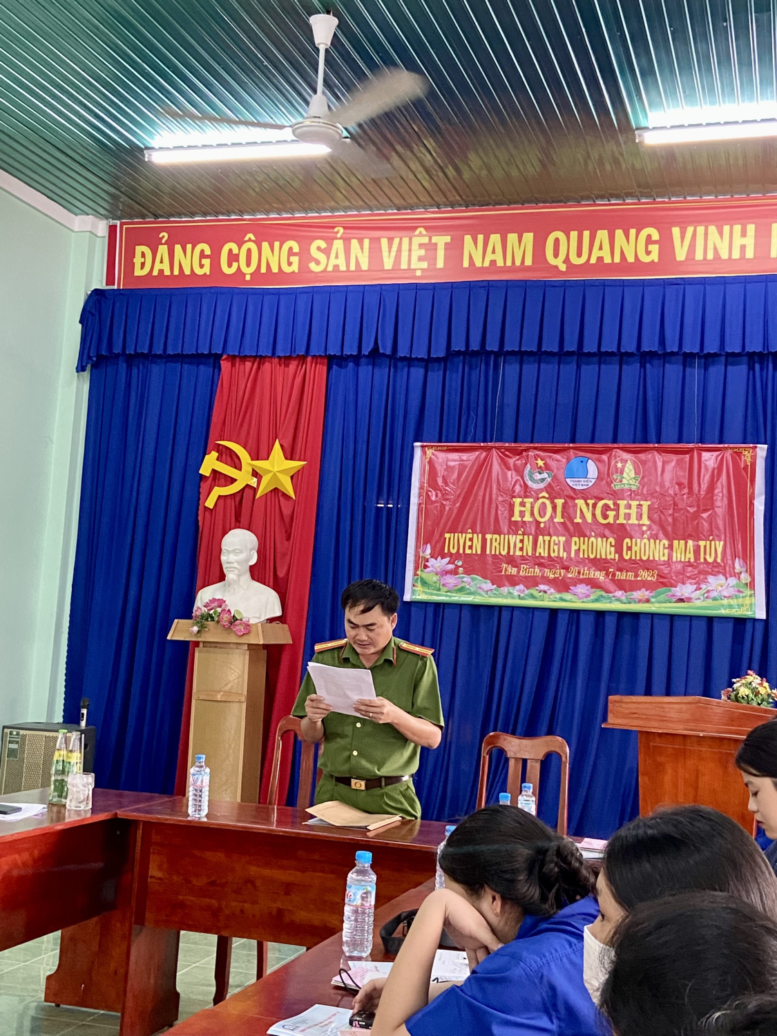 Ảnh: thiếu tá Nguyễn Tiến Biển - Công an xã Tân Bình triển khai tuyên truyền