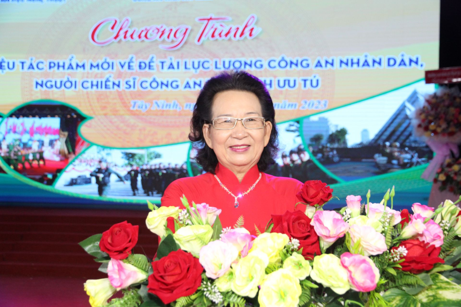 Bà Đặng Thị Phượng- Chủ tịch Hội Văn học - Nghệ thuật tỉnh chia sẻ quá trình đi thực tế sáng tác của các văn nghệ sĩ trong tỉnh.
