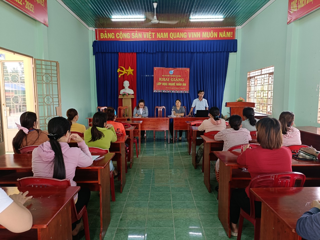 Ảnh: Ông Nguyễn Thành Sơn, Phó Chủ tịch UBND xã Tân Bình  phát biểu khai giảng lớp nghề nấu ăn