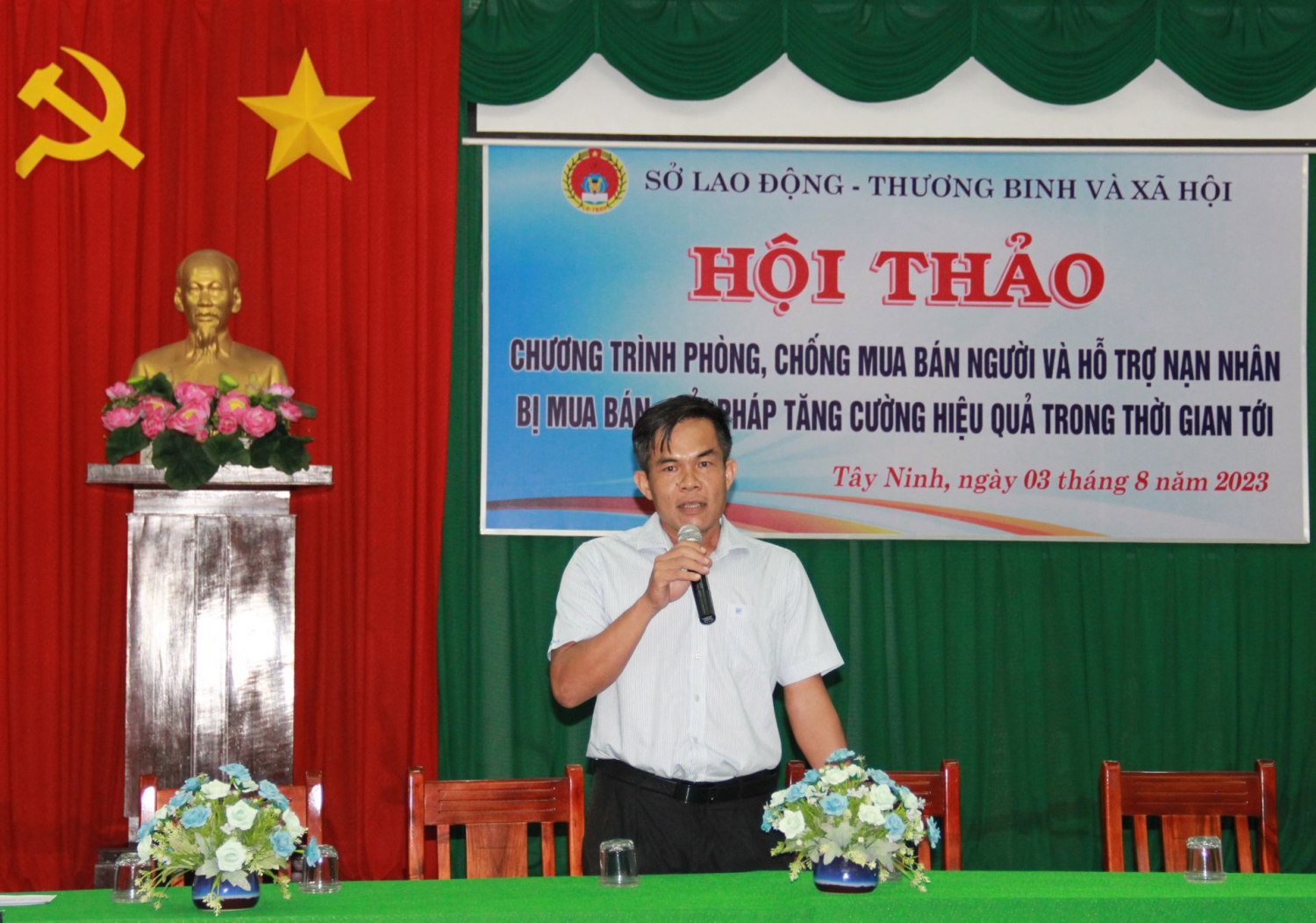 Ông Trần Quốc Bảo – Phó Giám đốc Sở Lao động - Thương binh và Xã hội phát biểu tại hội thảo.