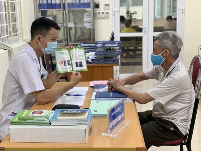 Nhân viên y tế tư vấn khám chữa bệnh cho người dân. (Ảnh: PV/Vietnam+)