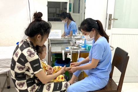 Trẻ mắc bệnh truyền nhiễm được điều trị tại Trung tâm Y tế TP. Tây Ninh. Ảnh: Tâm Giang