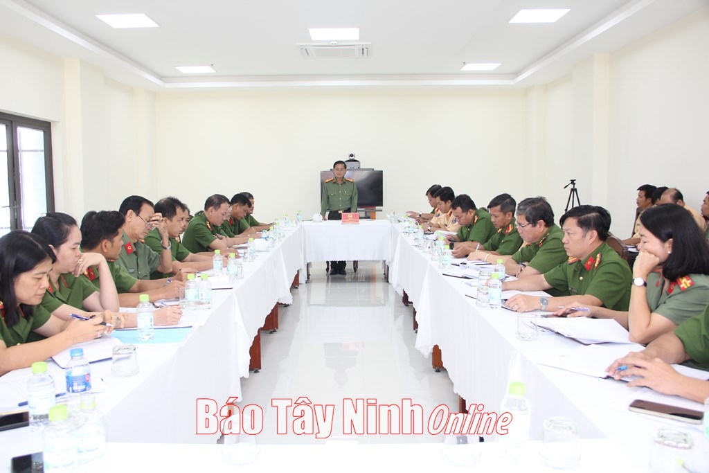 Đại tá Nguyễn Văn Trãi - Giám đốc Công an tỉnh phát biểu chỉ đạo hội nghị.