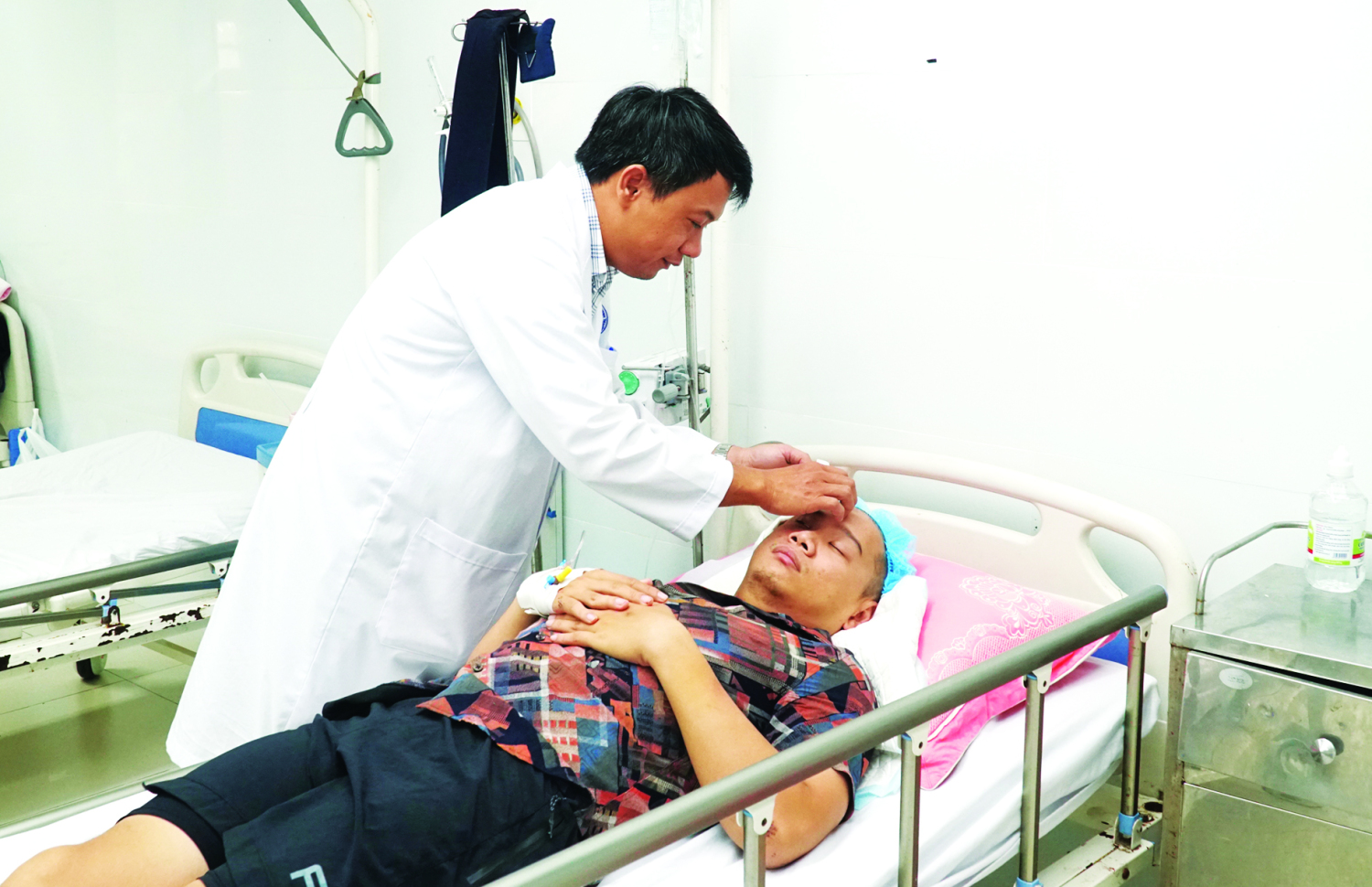 Bác sĩ Mạc Đăng Ninh- Khoa Ngoại thần kinh thăm khám bệnh nhân Nguyễn Chí Thông sau khi được phẫu thuật sọ não.