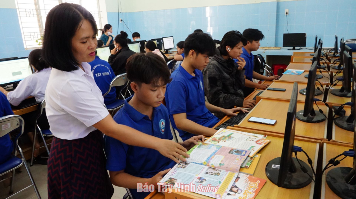 Giáo viên và học viên Trường trung cấp Kinh tế - Kỹ thuật Tây Ninh thay đổi tư duy phù hợp với xu thế chuyển đổi số.