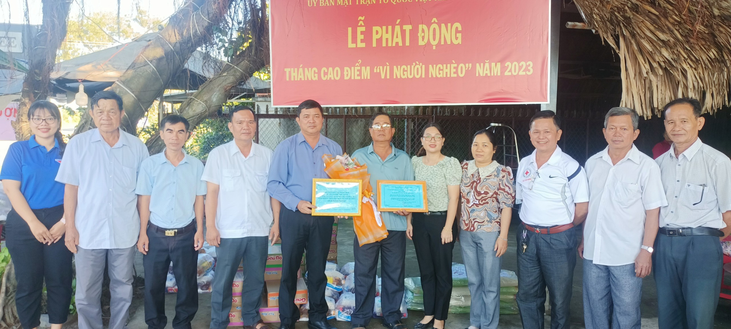 Ảnh: Bà Nguyễn Thị Kim Yến – CT. UB. MTTQ xã tặng giấy cảm ơn cho gia đình bà Nguyễn Thị Ngọc Mai