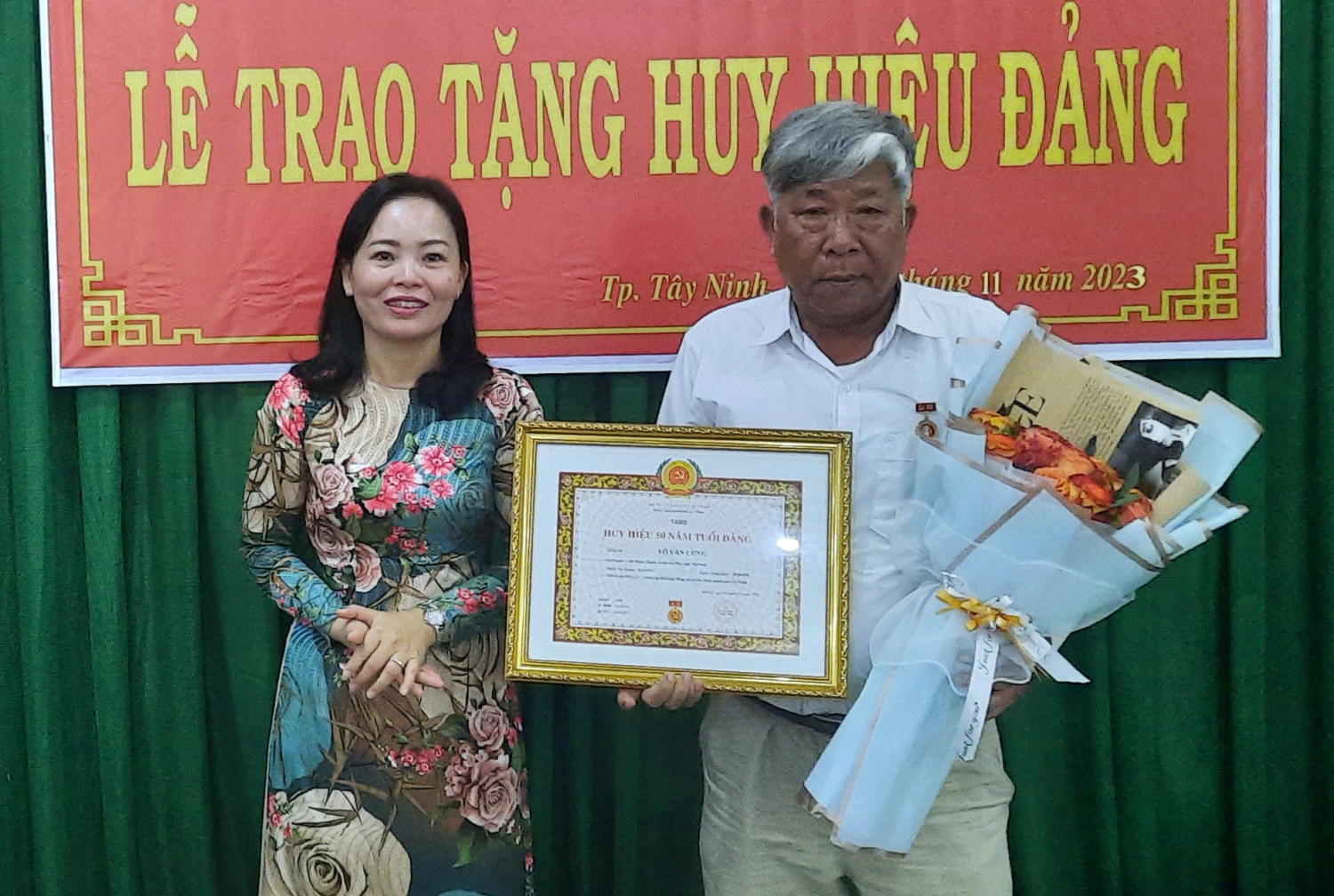 Bà Nguyễn Thị Hồng Loan - Phó Bí thư Thường trực Thành uỷ Tây Ninh trao tặng Huy hiệu cho đảng viên Võ Văn Cưng.
