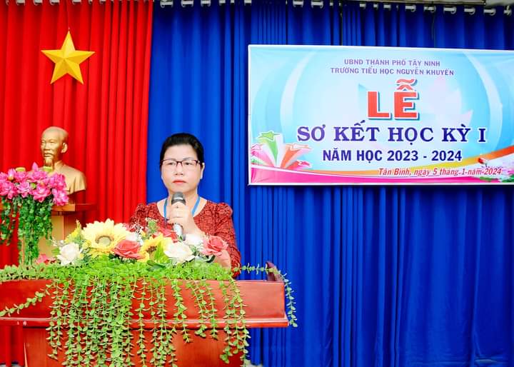 Ảnh: Bà Trần Thị Thu An - Hiệu Trưởng Trường TH Nguyễn Khuyến báo cáo kết quả học kỳ 1, năm học 2023 - 2024